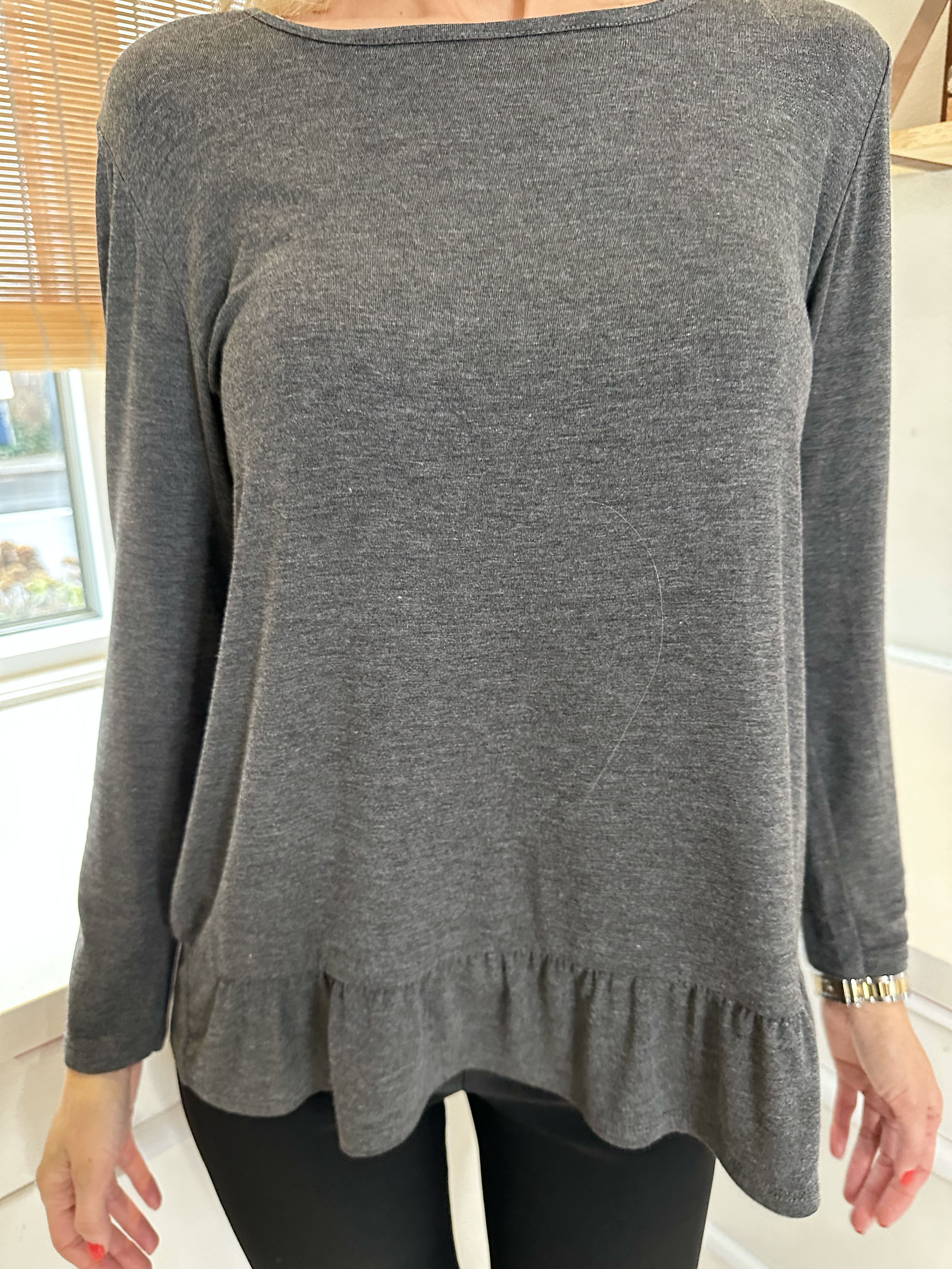 Sina - Blød basisbluse med flæsekant